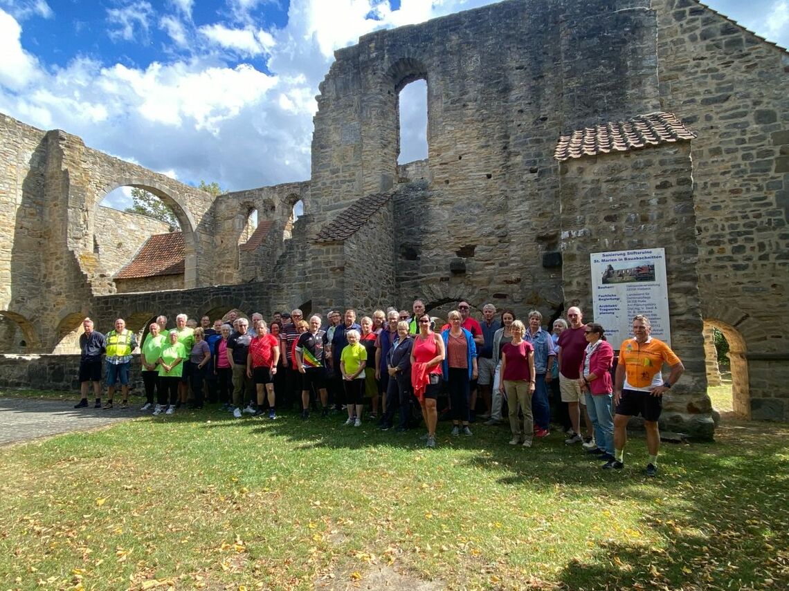 Rundfahrt Grenzenlos mit dem Fahrrad, Gruppenfoto Stiftsruine Walbeck