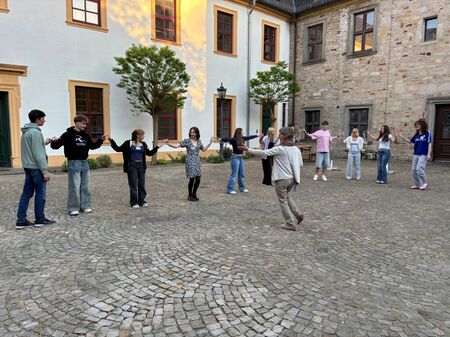Schülerprojektwoche 2025: Spielen im Passhof des Klosters St. Ludgerus