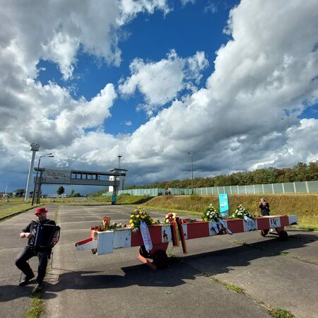 Gedenken an Fred Woitke an der Rollsperre in Marienborn