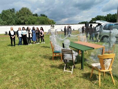 Projektwoche Grenzenlos 2022 Präsentation des Kunstobjekts am Grenzdenkmal Hötensleben 
