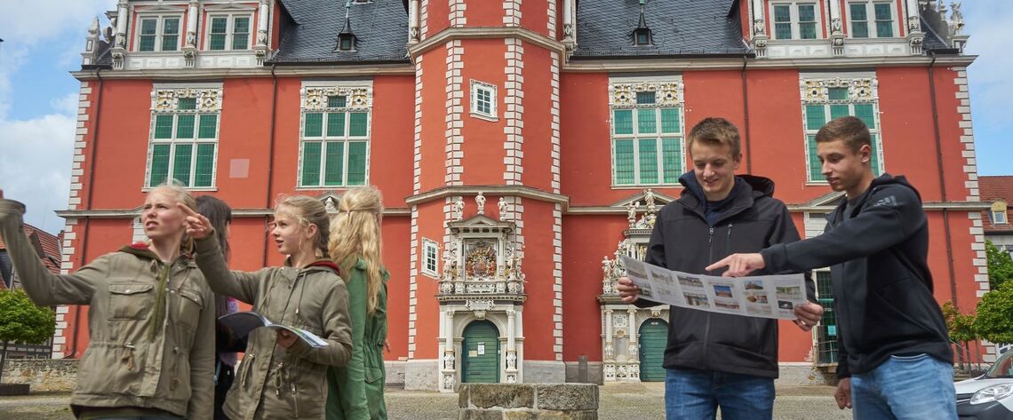 Klassenfahrt zum Thema deutsch-deutsche Geschichte: Schülerinnen und Schüler erkunden Helmstedts alte Universität, das Juleum.