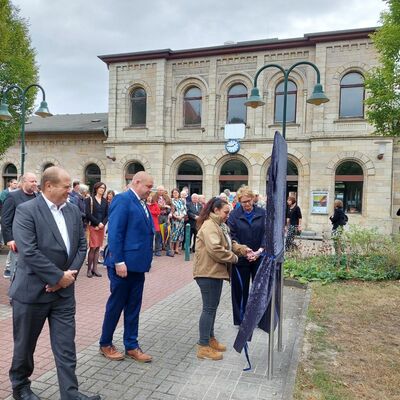 Widmung des Fred-Woitke-Platzes in Helmstedt, Enthüllung der Informationstafel