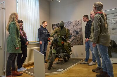 Klassenfahrt deutsch-deutsche Geschichte: Schülerinnen und Schüler besuchen Zonengrenz-Museum Helmstedt